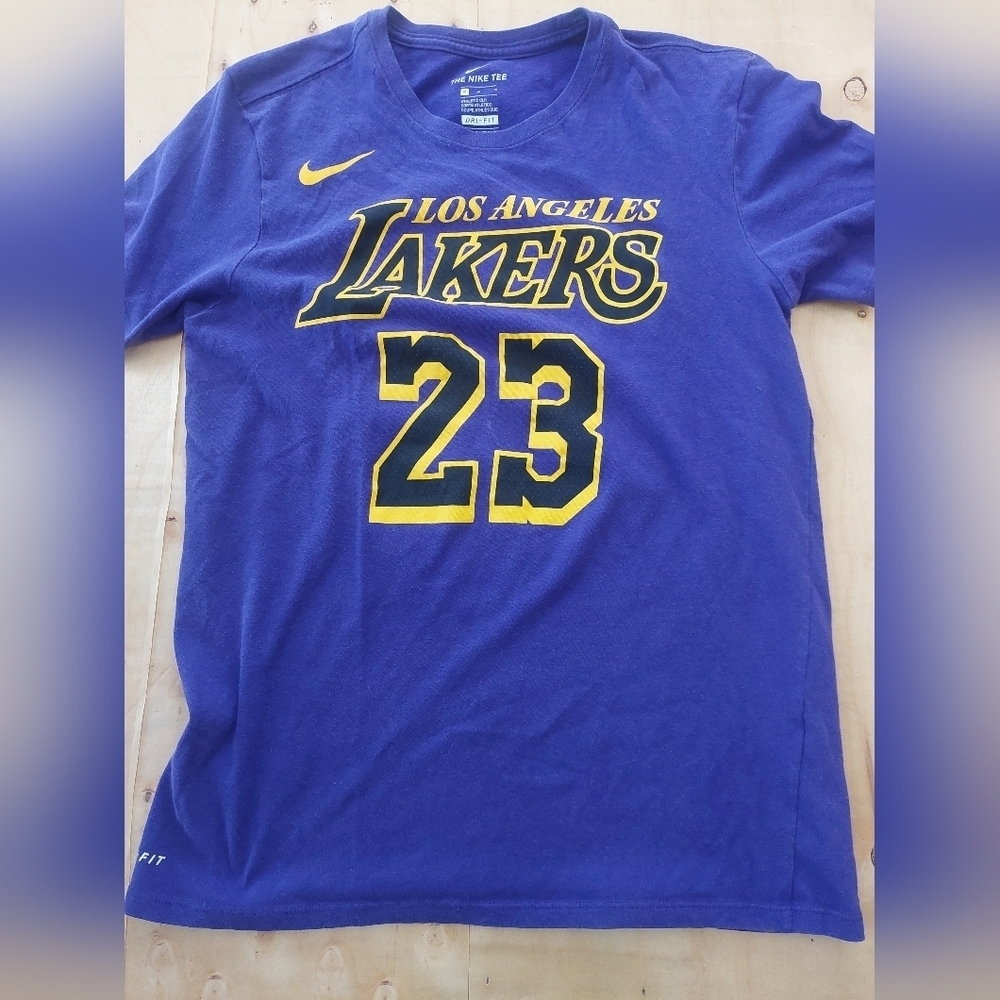 Los Angeles Lakers TShirt NIKE 23 " James" Drifit Men Sz M.      (A)